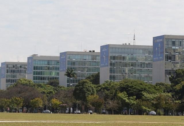 Imagem da noticia Bolsonaro sanciona lei que retira R$ 600 mi de verbas para ciência