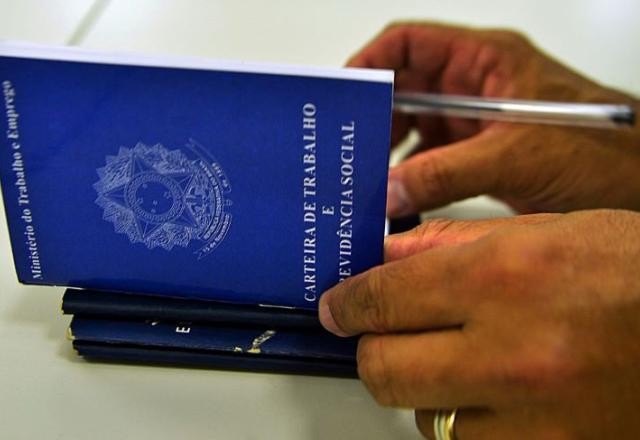 Imagem da noticia Brasil abriu 180 mil novas vagas CLT em janeiro; saiba setor e região que puxaram resultado