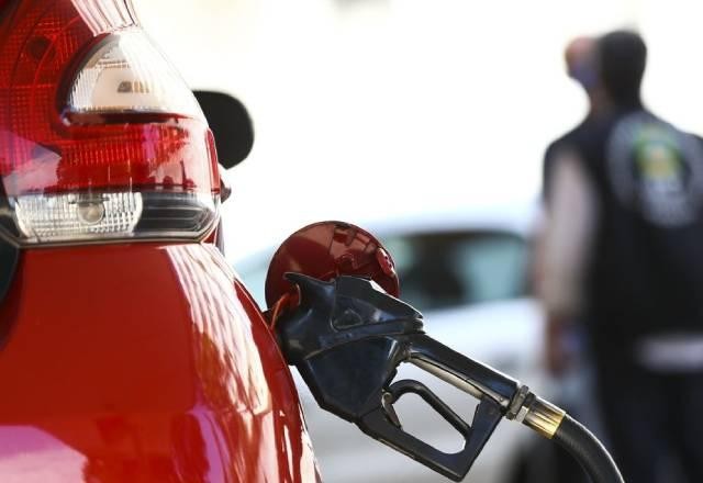 Petrobras anuncia redução no preço da gasolina nas refinarias
