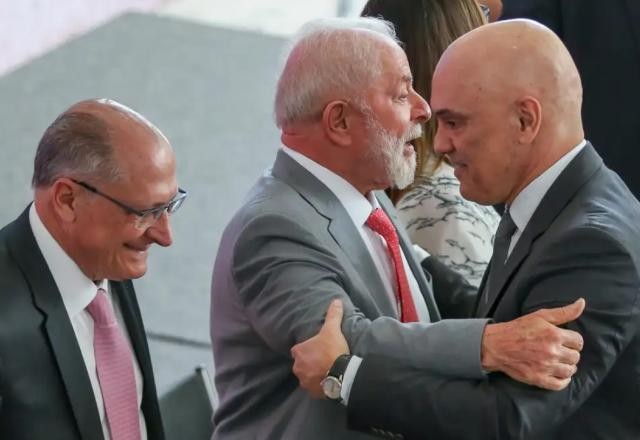 Alexandre de Moraes é ovacionado em evento do governo no Planalto