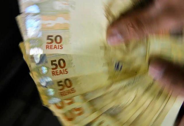 Imagem da noticia Empresas têm até hoje para depositar primeira parcela do 13º salário