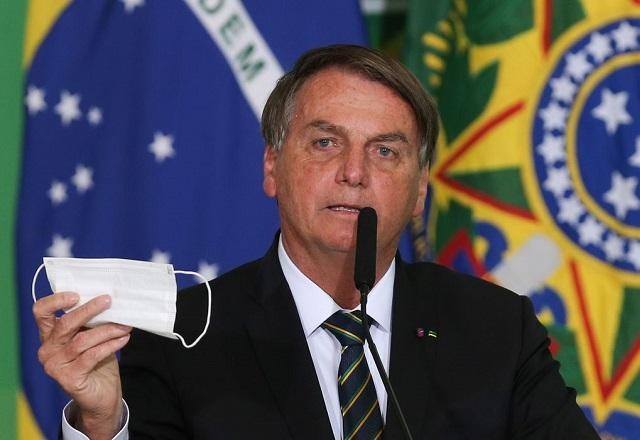 Bolsonaro: quem é contra projeto que desobriga máscaras é "negacionista"