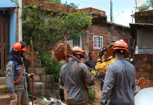 PM mantém bloqueios na descida para litoral norte de São Paulo