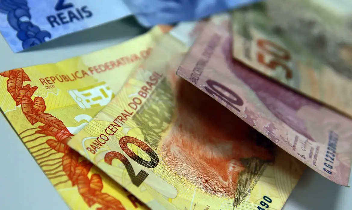 Imagem da noticia Inflação muda expectativa e salário mínimo do ano que vem deve ser de R$ 1.412