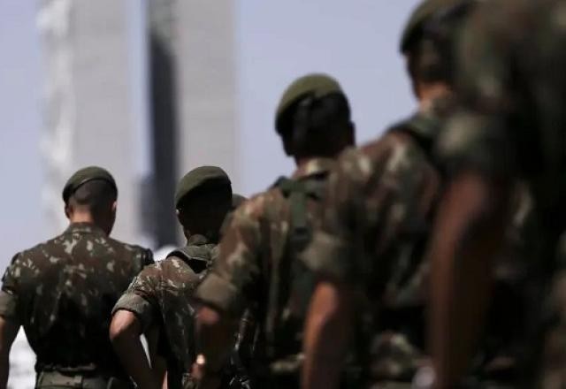 Imagem da noticia PEC que restringe candidatura de militares é aprovada em comissão e avança no Senado