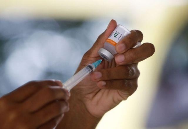 Imagem da noticia Brasil recebe 1 milhão de doses prontas da vacina CoronaVac ainda hoje