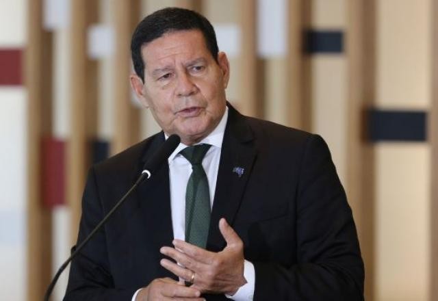 "Vandalismo e depredação não se coadunam com os valores da direita", diz Mourão