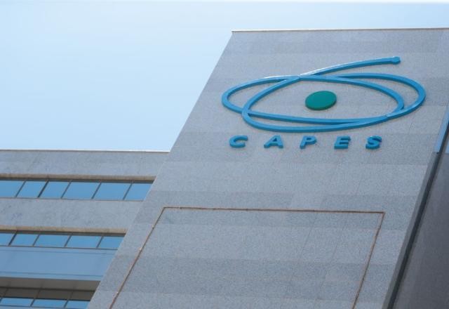 Imagem da noticia Capes faz depósito bancário das bolsas de pós-graduação e formação de professor
