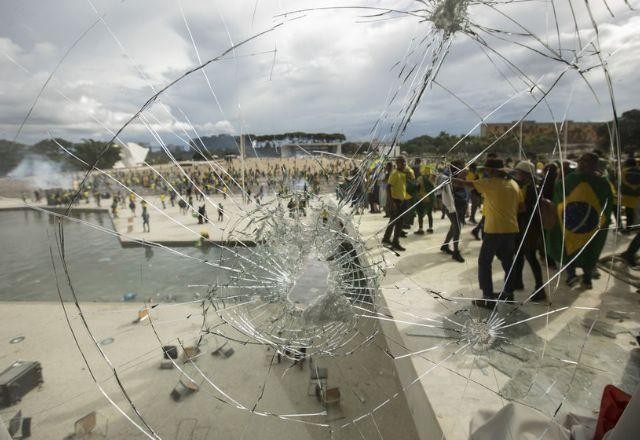 Imagem da noticia STF condena mais três réus por atos golpistas do 8 de janeiro
