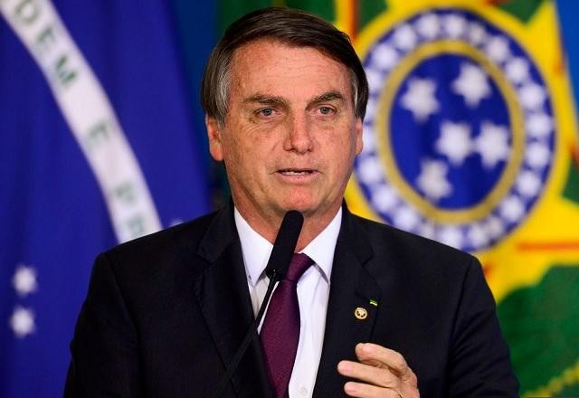 Imagem da noticia Bolsonaro assina decreto que aumenta IOF para bancar Auxílio Brasil