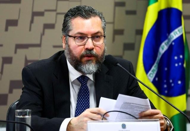 Imagem da noticia Aliados recusam que Bolsonaro preserve Ernesto Araújo demitindo assessor