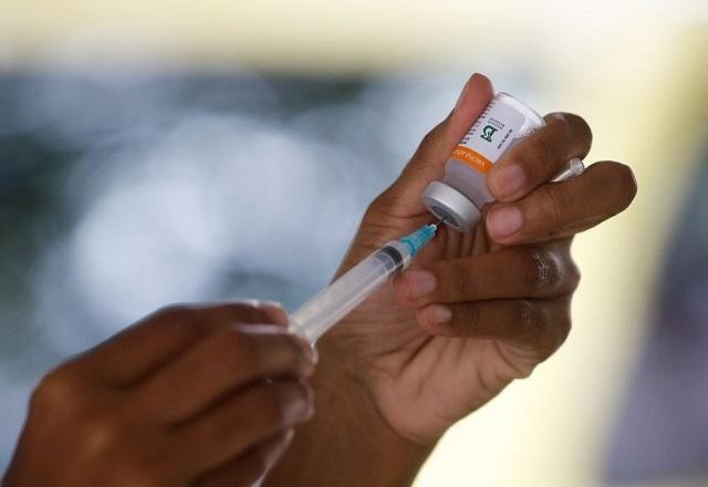 São Paulo aplica dose adicional da vacina em GCMs, sepultadores e fiscais