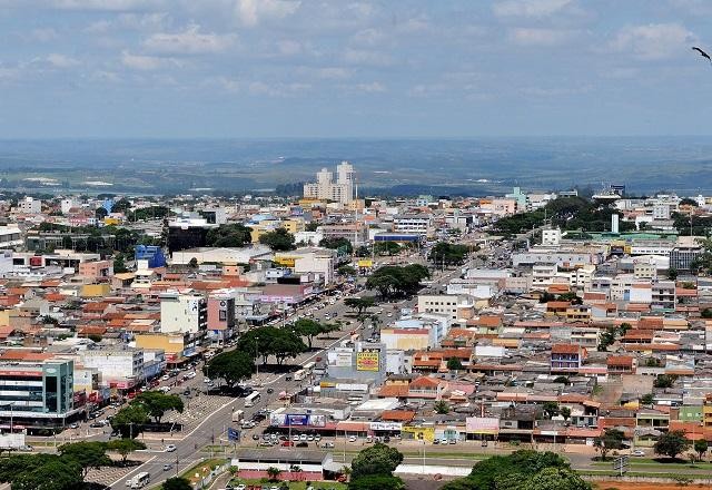 Mulher ateia fogo na própria casa com marido e duas filhas pequenas dentro