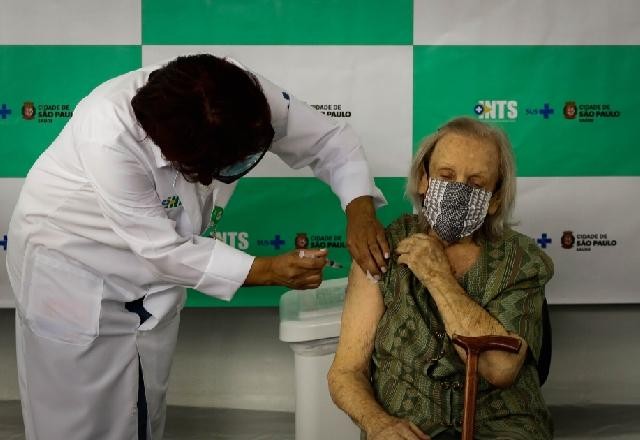 Prefeitura de SP começa vacinação contra Covid-19 em idosos com mais de 90 anos
