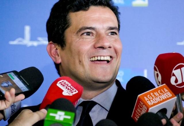 Imagem da noticia Moro fala em "centro democrático" e volta a dizer que está "à disposição"