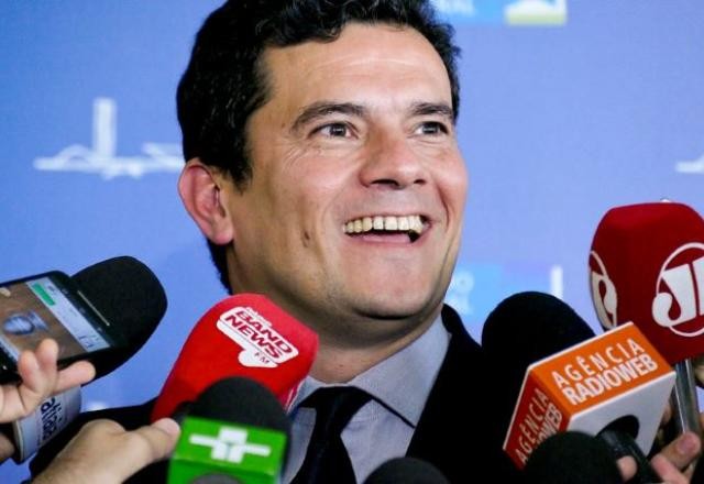 Moro fala em "centro democrático" e volta a dizer que está "à disposição"