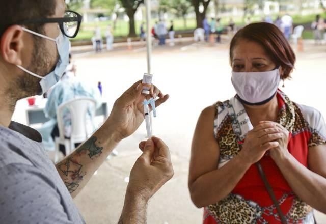4,8% dos brasileiros receberam uma dose de vacina, diz Our World in Data