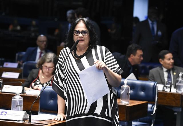 Imagem da noticia Damares tem nova paralisia facial e é internada em hospital de Brasília