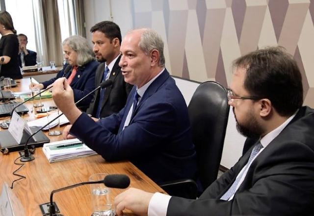 Imagem da noticia Ciro Gomes diz que PDT irá acionar STF contra ato que livrou Daniel Silveira