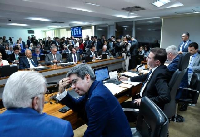 Senadores pedem vista e adiam análise das novas regras fiscais