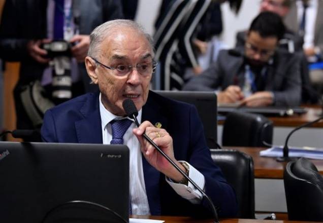Imagem da noticia Senador Arolde de Oliveira morre aos 83 anos, vítima da covid-19