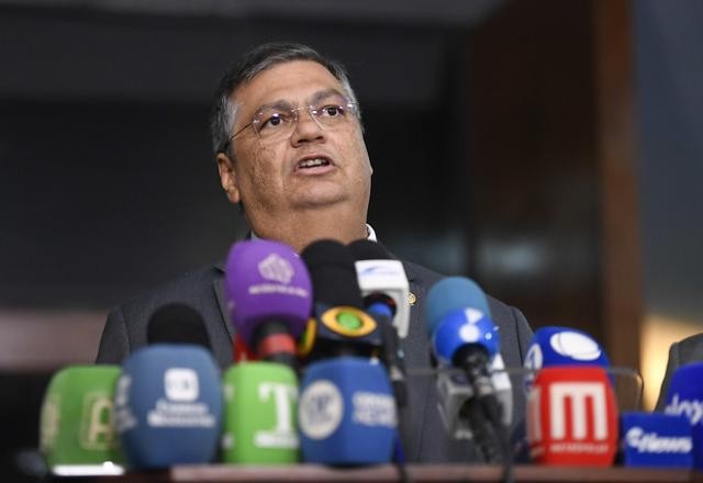Imagem da noticia Eliziane vai fazer ponte pelo nome de Dino entre senadoras e evangélicos