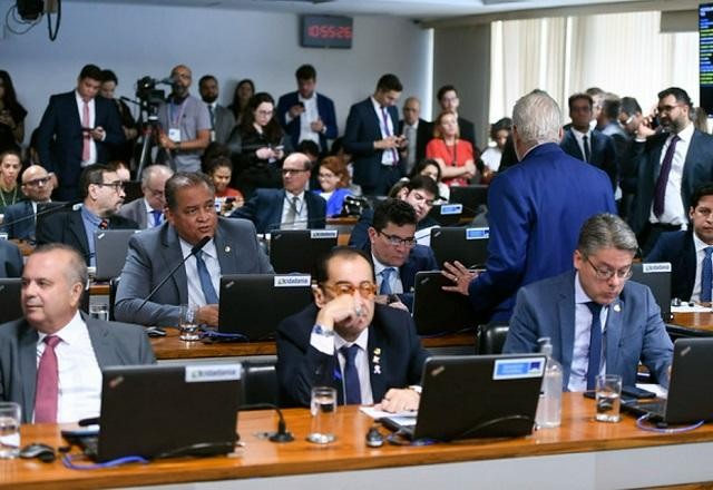 Imagem da noticia Comissão adia votação do PL que taxa investimentos offshore e em fundos exclusivos