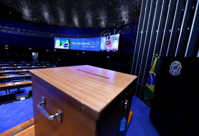 Imagem da noticia Ao vivo: senadores e deputados tomam posse e elegem seus presidentes