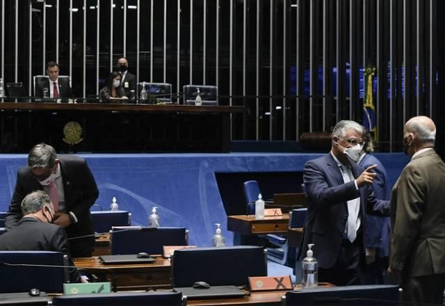 Imagem da noticia Senado aprova texto-base de PEC que cria espaço para pagamento do auxílio 
