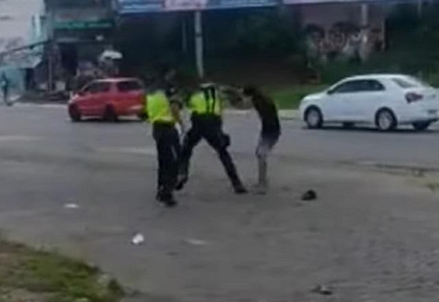 Agentes de trânsito trocam socos e chutes com rapaz em Salvador (BA)