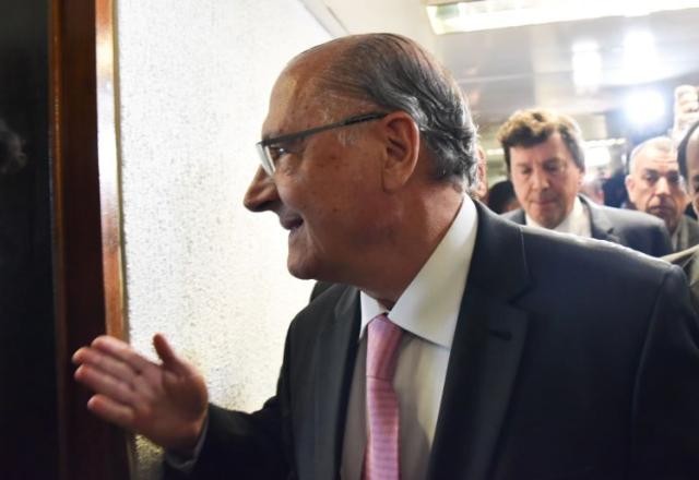Em encontro rápido, Bolsonaro cumprimenta Alckmin pela vitória