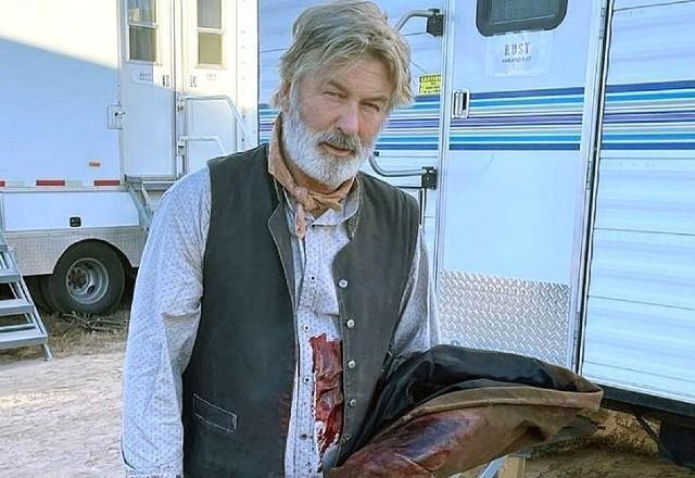 Imagem da noticia Ator Alec Baldwin é processado por família de cineasta morta em set