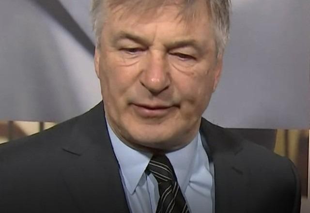 Imagem da noticia Alec Baldwin fecha acordo com família de diretora morta no set de "Rust"