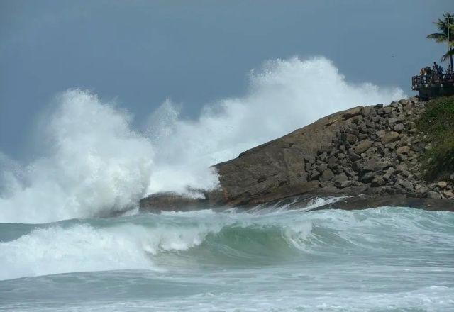 Marinha alerta para ondas de até 3 metros no litoral de SP e ES