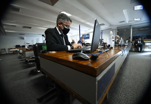 Imagem da noticia "CPI não precisa de depoimentos vazios", diz senador da comissão