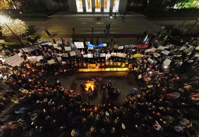 Polícia russa prende mais de 400 pessoas em manifestações em memória de Navalny