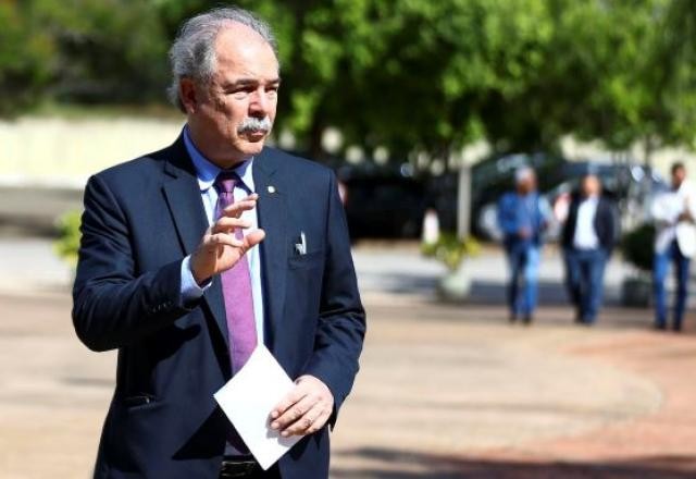 Aloizio Mercadante diz que ministro da Defesa será um civil