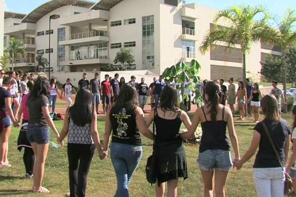 Alunos e professores de universidade em Limeira homenageiam estudante morta