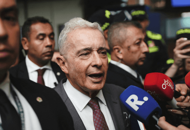 Imagem da noticia Tribunal da Colômbia revoga prisão domiciliar e ordena libertação de Álvaro Uribe