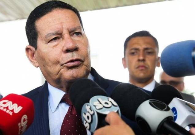 Amazônia tem "18 pontos de queimadas persistentes", diz Mourão