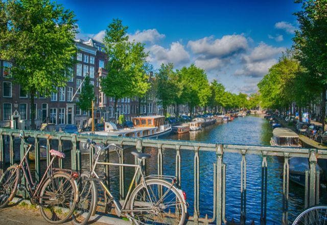 Um tour pelos famosos canais de Amsterdã