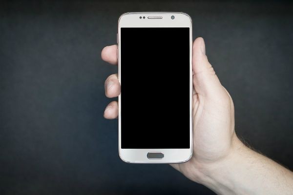 Imagem da noticia Anatel começa a bloquear celulares irregulares em Goiás e no DF 