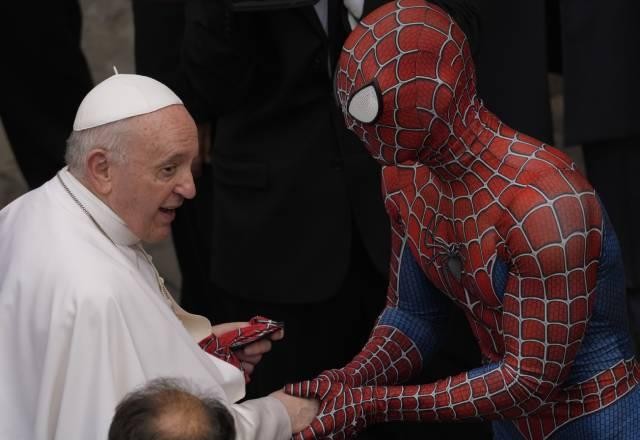 Homem-Aranha assiste missa no Vaticano com Papa Francisco