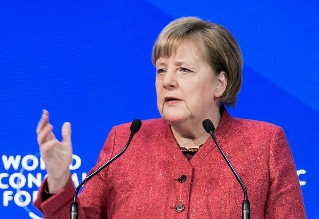 Merkel diz que pretende negociar com o Talibã retirada de trabalhadores