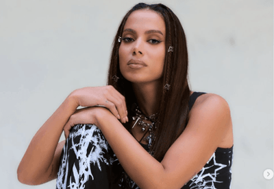 “Me senti suja e culpada", diz Anitta sobre abuso sexual aos 14 anos; como abordar assunto?