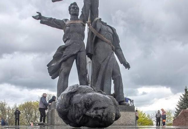 Ucrânia derruba monumento à amizade com a Rússia