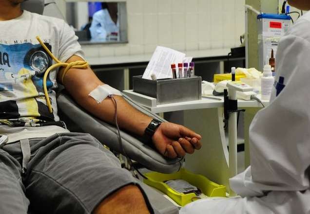 Anvisa revoga proibição para que homens com relações homoafetivas possam doar sangue