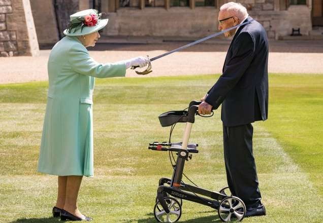 Imagem da noticia Aos 100 anos, britânico recebe título de cavaleiro da rainha Elizabeth II