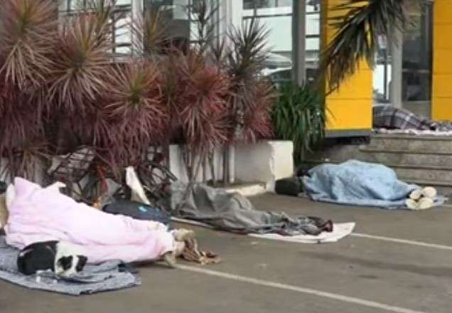 Apesar da fome, moradores de rua estão com medo de novas marmitas envenenadas