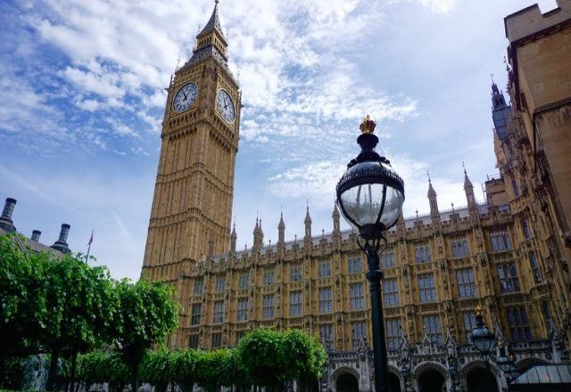 Parlamento do Reino Unido aprova lei anti-imigração